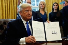 Donald Trump ký chính sách miễn Visa